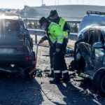 Agentes de la Guardia Civil examinan el lugar del accidente múltiple que se ha producido a la altura del término municipal de Bargas, en Toledo, en el que ha fallecido una persona y otras tres han resultado heridas / EFE