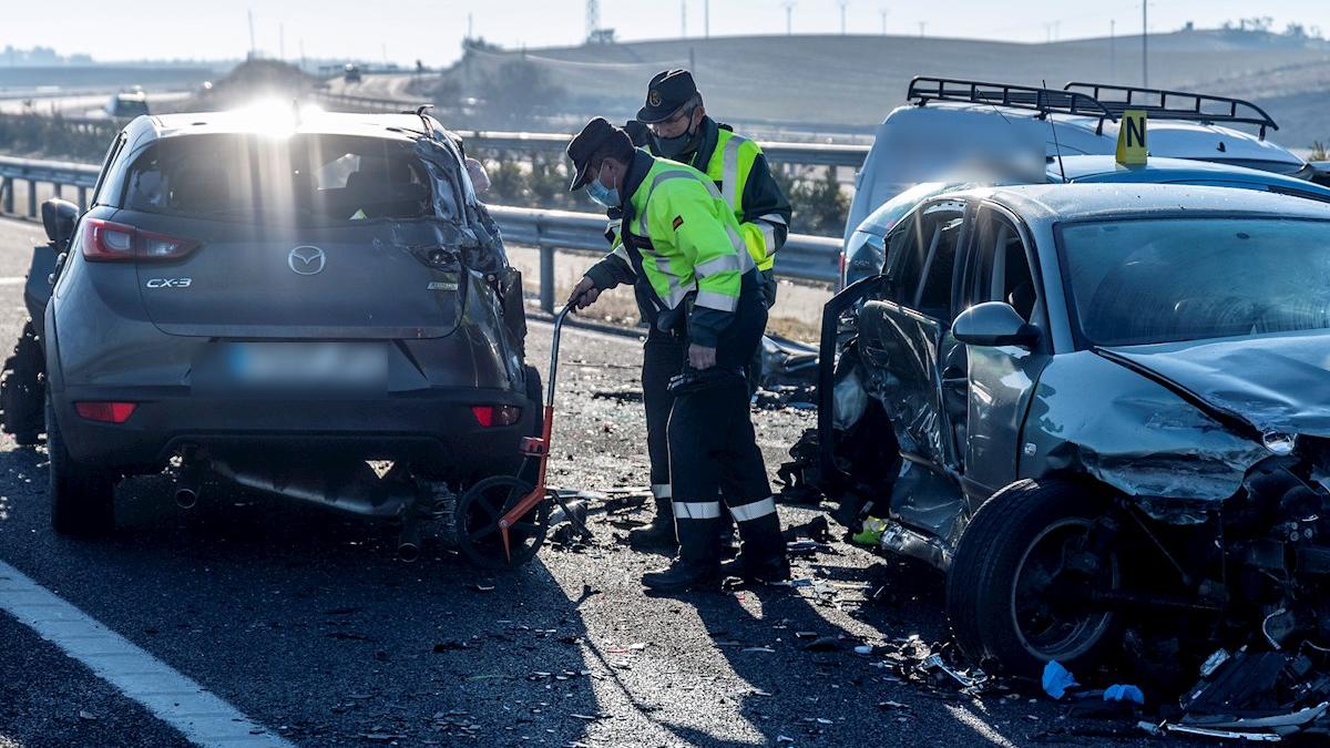 Agentes de la Guardia Civil examinan el lugar del accidente múltiple que se ha producido a la altura del término municipal de Bargas, en Toledo, en el que ha fallecido una persona y otras tres han resultado heridas / EFE