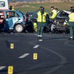 Agentes de la Guardia Civil examinan el lugar del accidente múltiple que se ha producido a la altura del término municipal de Bargas, en Toledo, en el que ha fallecido una persona y otras tres han resultado heridas / EFE