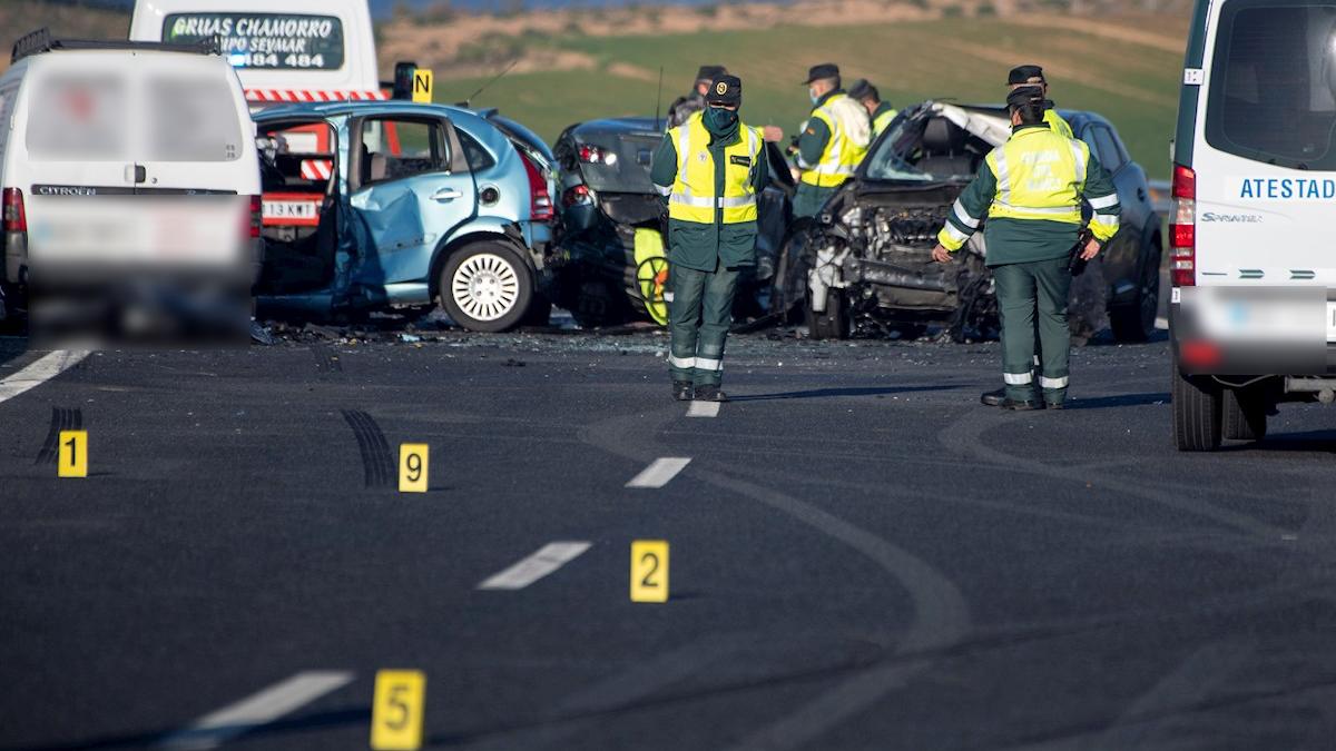 Agentes de la Guardia Civil examinan el lugar del accidente múltiple que se ha producido a la altura del término municipal de Bargas, en Toledo, en el que ha fallecido una persona y otras tres han resultado heridas / EFE