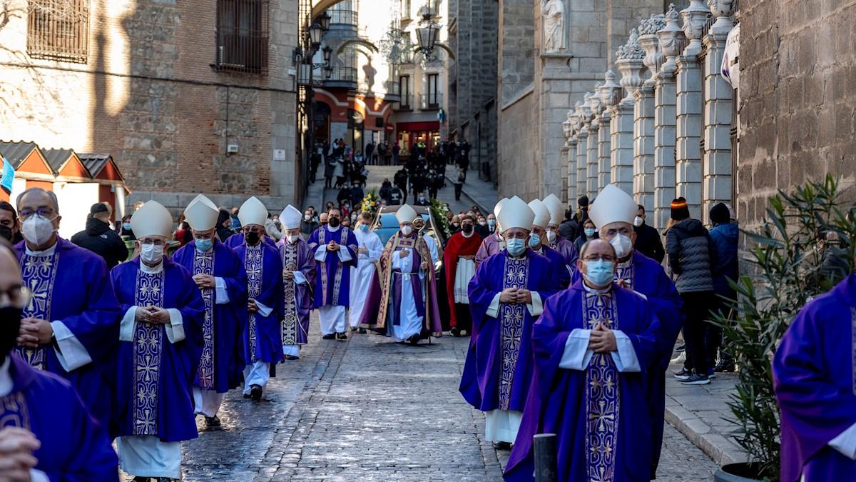 El cardenal emérito de Toledo Francisco Álvarez Martínez recibe sepultura este viernes en la Catedral Primada de Toledo, delante de la capilla de la Descensión de la Virgen. Álvarez Martínez, arzobispo de Toledo entre 1995 y 2002, falleció a los 96 años de edad / EFE