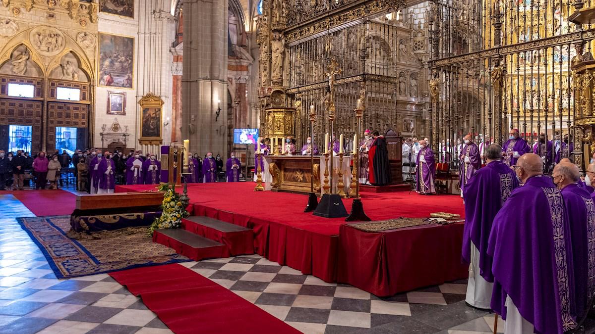 El cardenal emérito de Toledo Francisco Álvarez Martínez recibe sepultura este viernes en la Catedral Primada de Toledo, delante de la capilla de la Descensión de la Virgen. Álvarez Martínez, arzobispo de Toledo entre 1995 y 2002, falleció a los 96 años de edad / EFE