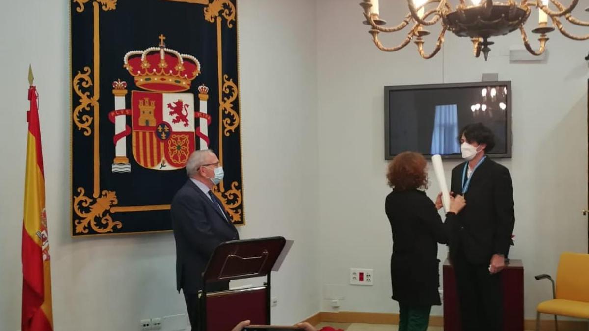 La subdelegada del Gobierno impone la Cruz de la Orden del Mérito Civil a Fernando Raigal / Sub. Gobierno Ciudad Real