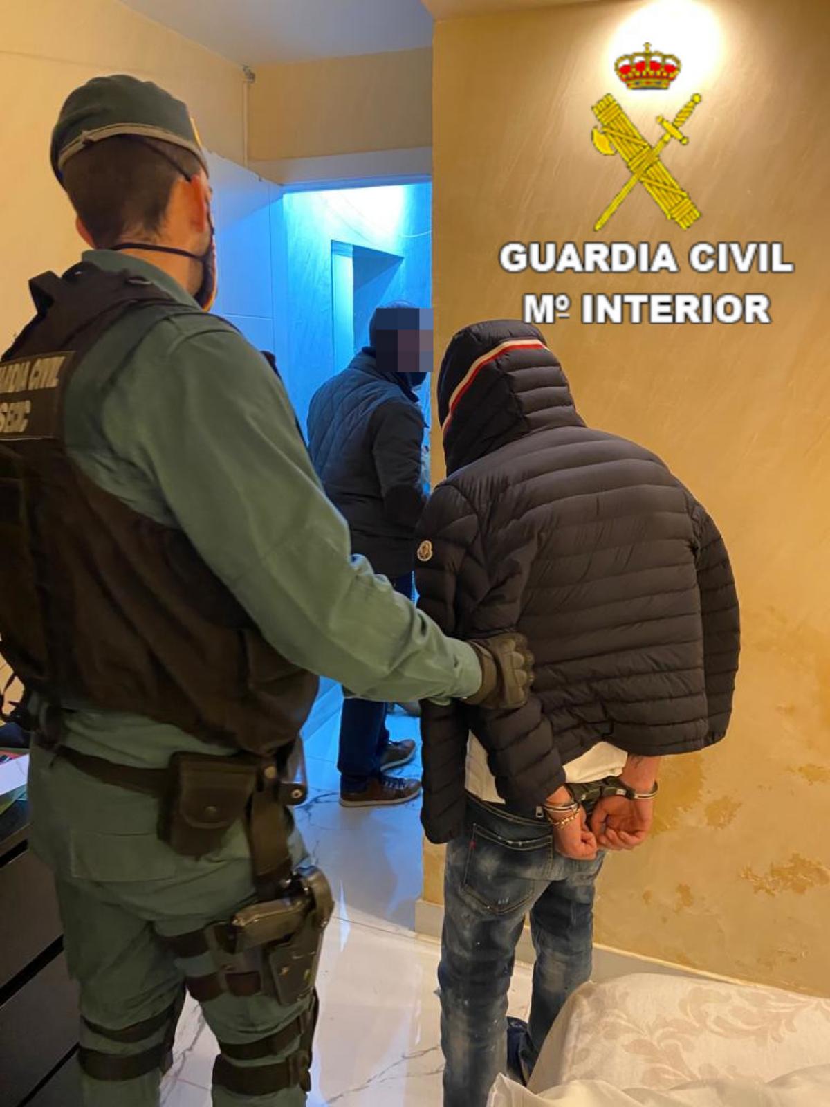 La Guardia Civil, en el marco de la Operación GUN42 PIRA CERES, ha detenido a un hombre de 22 años por tres delitos de lesiones, un delito de tenencia ilícita de armas, cuatro delitos de desobediencia a Agentes de la Autoridad, y cinco delitos contra la Seguridad Vial por conducción temeraria y sin haber obtenido nunca la autorización para ello / Foto Guardia Civil