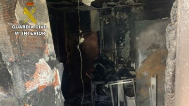 La Guardia Civil rescata a dos personas nonagenarias tras el incendio de su vivienda / GC