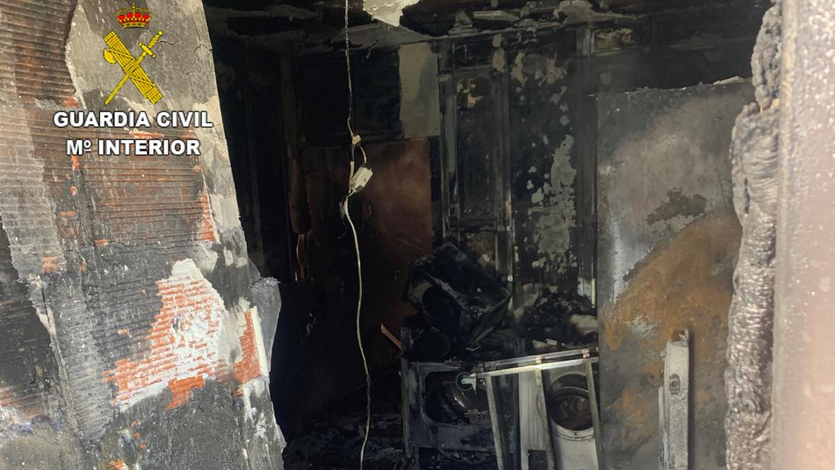 La Guardia Civil rescata a dos personas nonagenarias tras el incendio de su vivienda / GC
