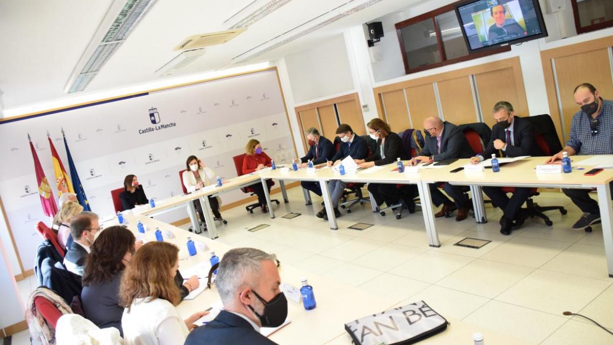 El Gobierno regional constituye el Observatorio del Comercio como órgano de participación y diálogo social “para uno de los sectores con mayor peso en nuestra economía” / JCCM