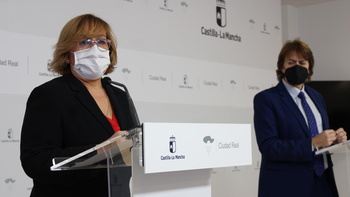 La delegada de la Junta de Comunidades en Ciudad Real, Carmen Teresa Olmedo junto al delegado de la Consejería de Economía, Empresas y Empleo, Agustín Espinosa / JCCM