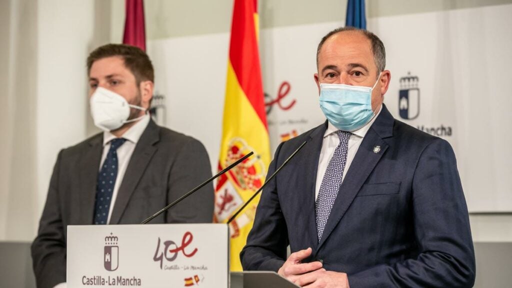 El presidente de Castilla-La Mancha, Emiliano García-Page, se reúne en el Palacio de Fuensalida con el alcalde de Albacete, Emilio Sáez, y el CEO de Eurocopter / JCCM