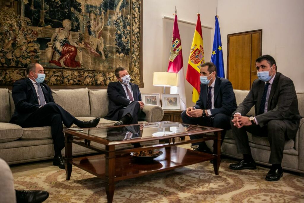 El presidente de Castilla-La Mancha, Emiliano García-Page, se reúne en el Palacio de Fuensalida con el alcalde de Albacete, Emilio Sáez, y el CEO de Eurocopter / JCCM