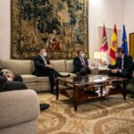 El presidente de Castilla-La Mancha, Emiliano García-Page, se reúne en el Palacio de Fuensalida con el alcalde de Albacete, Emilio Sáez, y el CEO de Eurocopter / JCCM