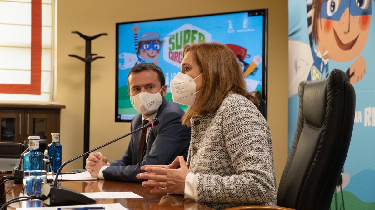 La consejera de Educación, Cultura y Deportes, Rosa Ana Rodríguez, y el consejero de Desarrollo Sostenible, José Luis Escudero, presentan una nueva edición del concurso escolar ‘Supercirculares’ / JCCM