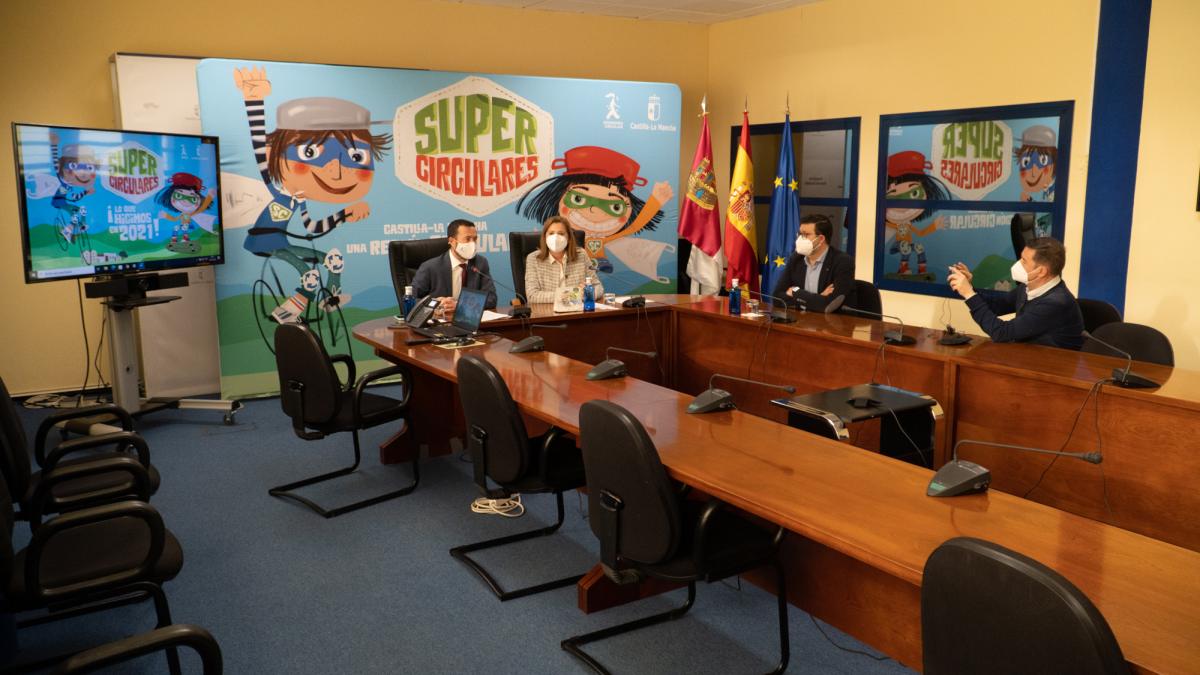 La consejera de Educación, Cultura y Deportes, Rosa Ana Rodríguez, y el consejero de Desarrollo Sostenible, José Luis Escudero, presentan una nueva edición del concurso escolar ‘Supercirculares’ / JCCM