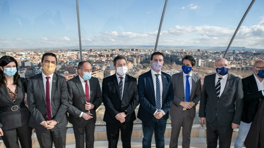 El presidente de Castilla-La Mancha, Emiliano García-Page, visita el Centro de Interpretación del Agua y la Torre del Agua / JCCM