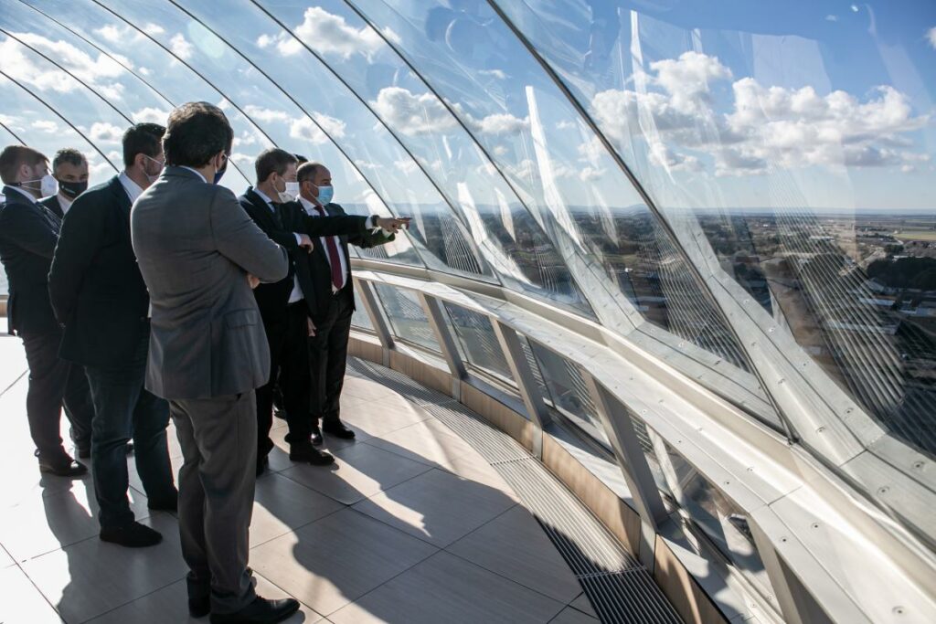 El presidente de Castilla-La Mancha, Emiliano García-Page, visita el Centro de Interpretación del Agua y la Torre del Agua / JCCM