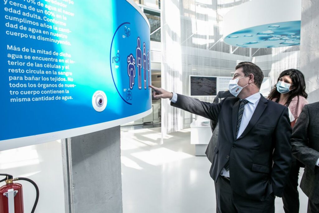 El presidente de Castilla-La Mancha, Emiliano García-Page, visita el Centro de Interpretación del Agua y la Torre del Agua / JCCM