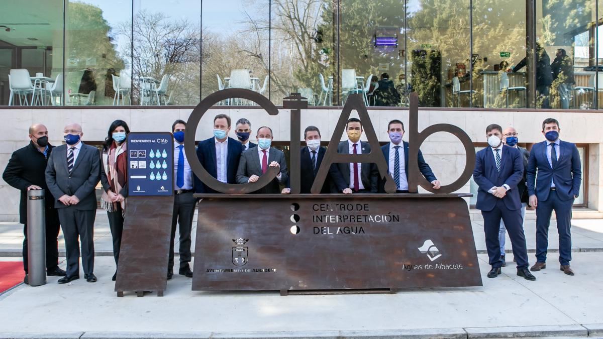 El presidente de Castilla-La Mancha, Emiliano García-Page, visita el Centro de Interpretación del Agua y la Torre del Agua / JCCM