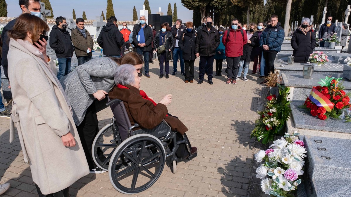 Entierran al primer identificado de los 33 exhumados en fosas comunes en el cementerio de Manzanares (Ciudad Real)