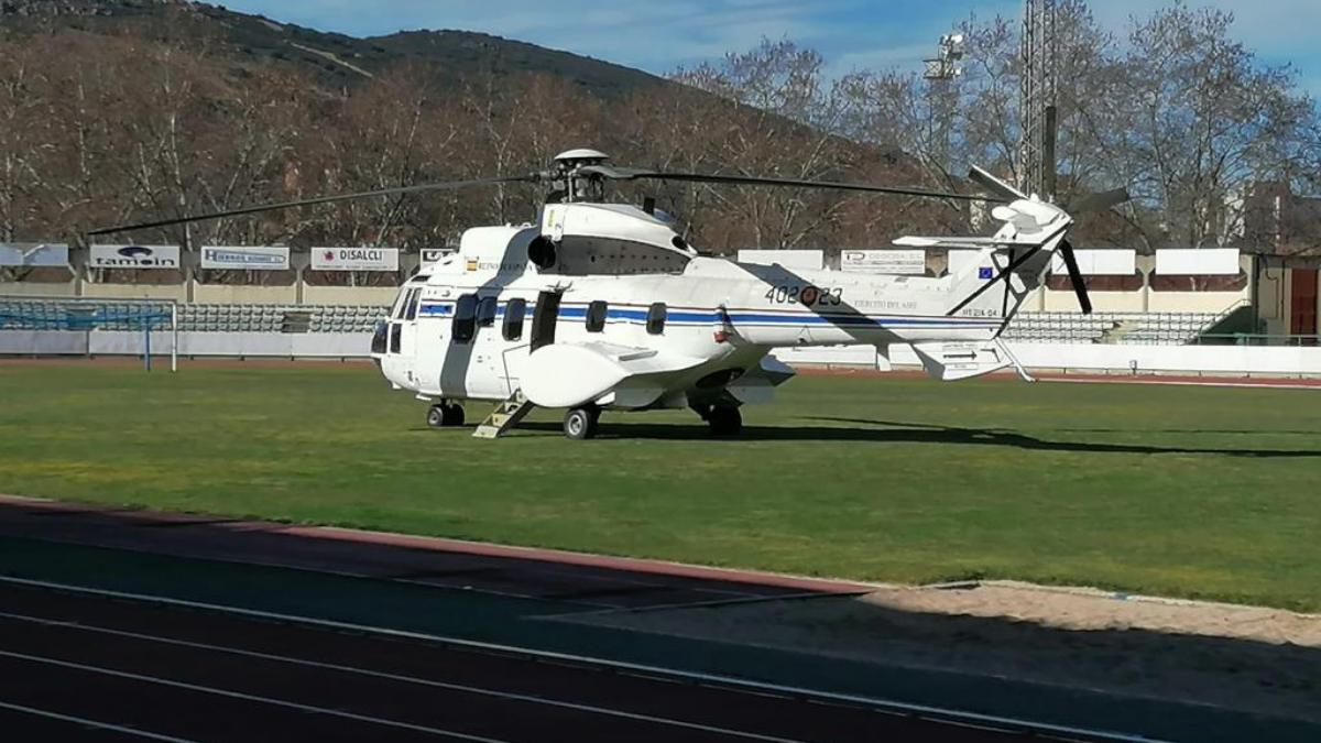 Fotografía del helicóptero del presidente del Gobierno Pedro Sánchez en el Estadio Municipal Sánchez Menor de Puertollano / PP