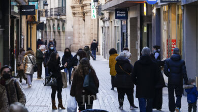 Foto archivo de gente paseando por una calle de Albacete