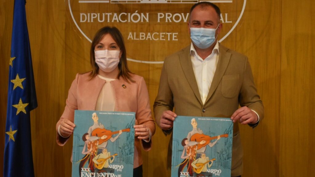 La vicepresidenta provincial, Amparo Torres, y el alcalde de Nerpio, Jose Antonio Gómez, durante la presentación / Imagen: Diputación de Albacete