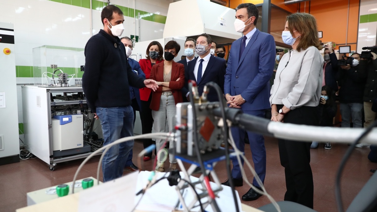 El presidente del Gobierno, Pedro Sánchez, ha visitado este miércoles el Centro Nacional del Hidrógeno (CNH2), en Puertollano, Ciudad Real / Imagen: Gobierno de España