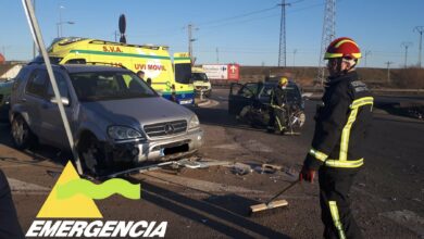 Dos personas trasladadas al hospital tras la colisión de dos vehículos en una rotonda de Puertollano