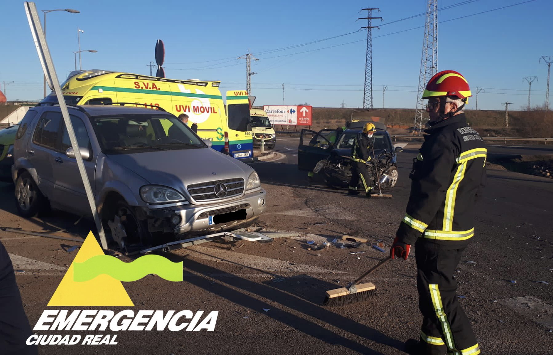 Dos personas trasladadas al hospital tras la colisión de dos vehículos en una rotonda de Puertollano