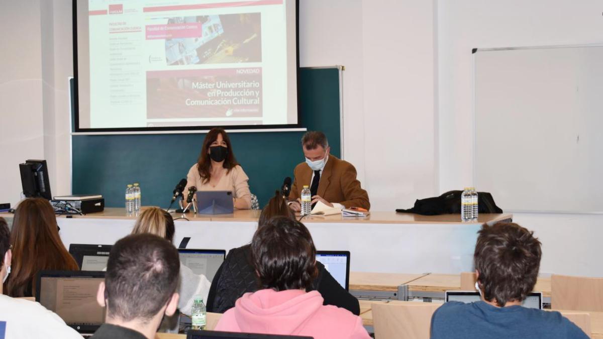 El Gobierno regional impulsa la sensibilización en materia de violencia de género en un encuentro con alumnado de la Facultad de Periodismo / JCCM