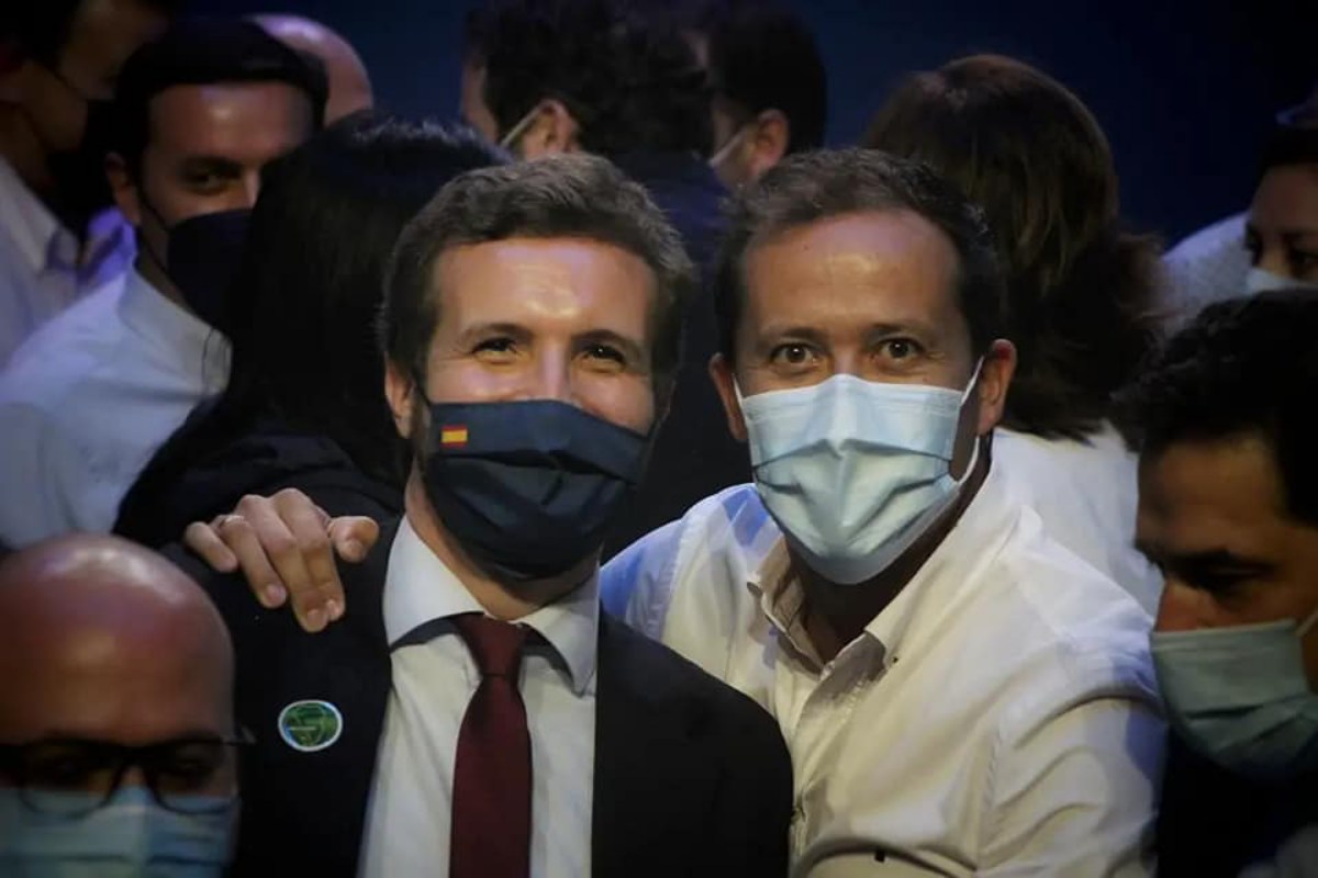 Carlos Velázquez junto a Pablo Casado