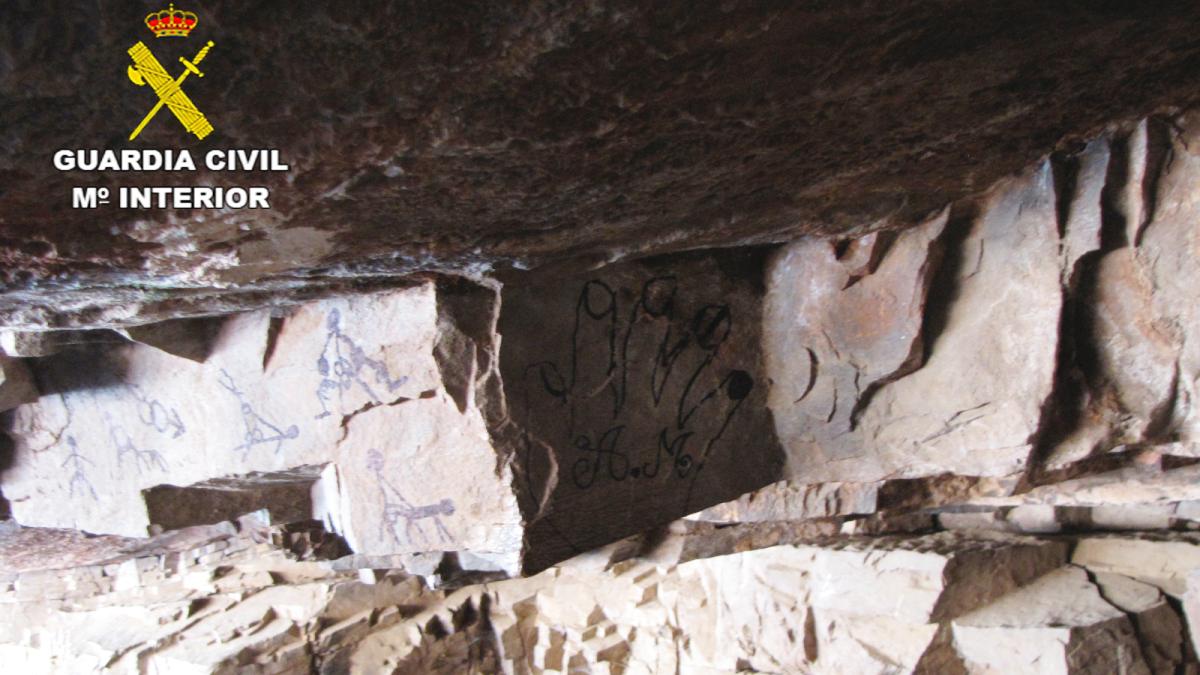 La Guardia Civil esclarece la autoría de unas pintadas en la Cueva de la Rendija, Herencia, Ciudad Real