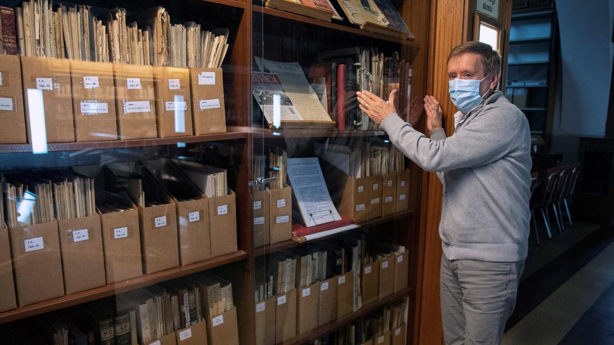 Pedro Alcaza (en la imagen) es el bibliotecario del conservatorio y encargado de clasificar su trabajo. EFE/Ismael Herrero