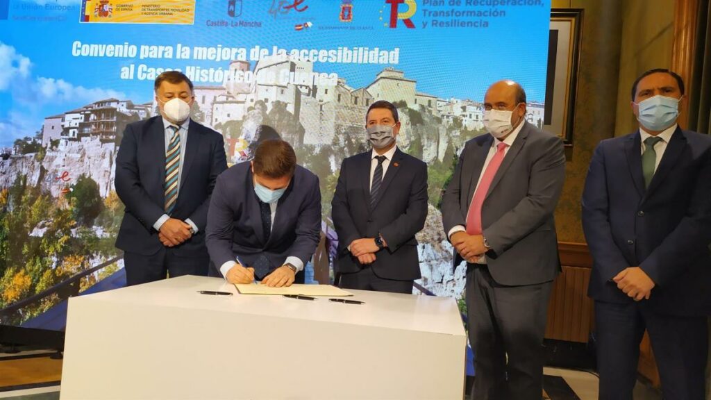El presidente de Castilla-La Mancha, Emiliano García-Page, ha asistido al acto de firma de convenio con el Ayuntamiento de Cuenca