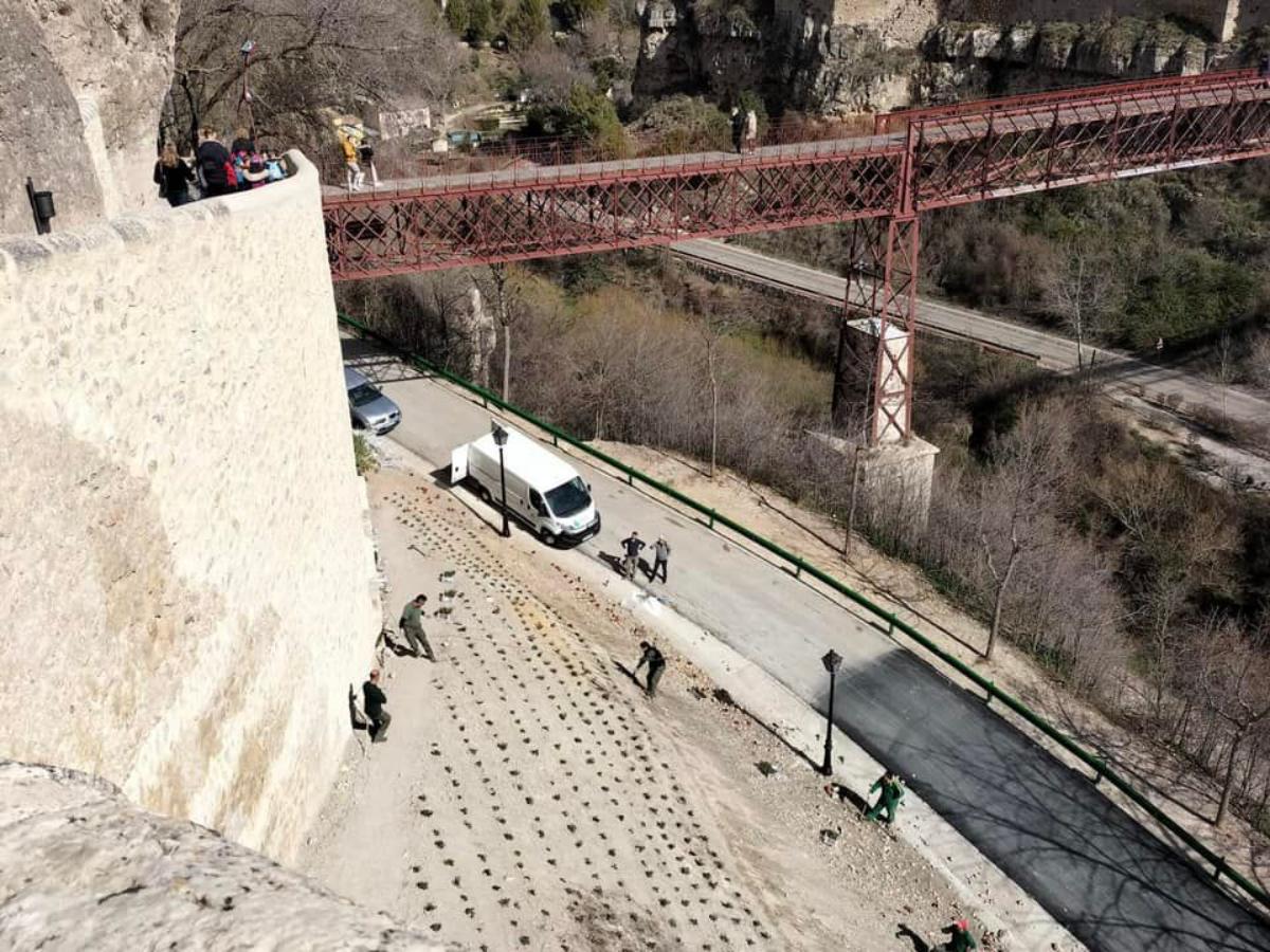 Comienzan los trabajos para reponer la vegetación de la ladera de la calle Canónigos de Cuenca