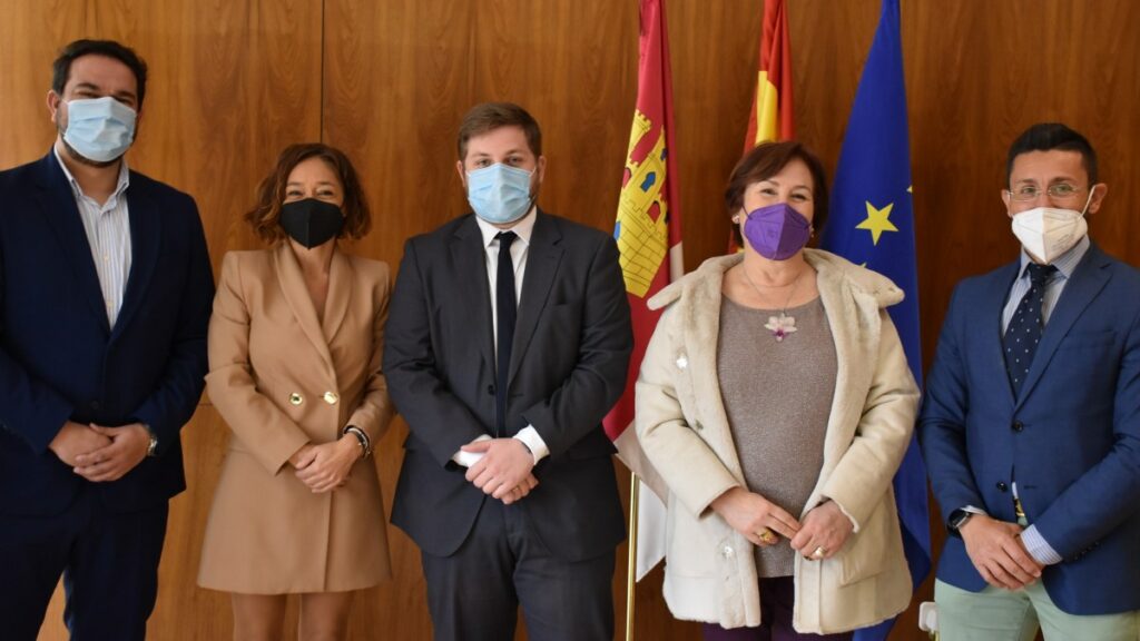 El consejero de Fomento, Nacho Hernando, ha mantenido una reunión con las alcaldesas de Olías del Rey y de Bargas, Charo Navas e Isabel María Tornero, respectivamente