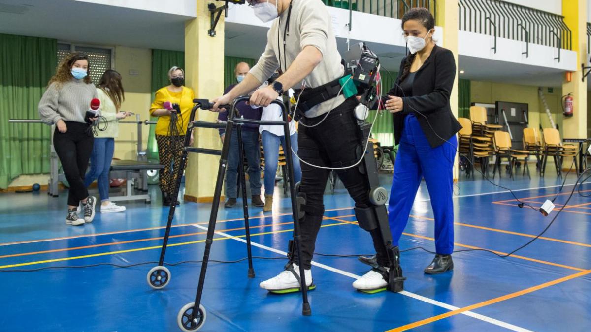 El Hospital Nacional de Parapléjicos acoge al consorcio TAILOR, que desarrolla un robot híbrido para la asistencia de la marcha / JCCM