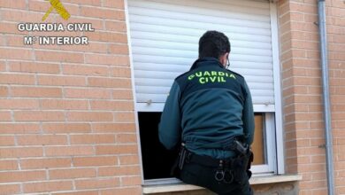 La Guardia Civil auxilia a un hombre de avanzada edad que estaba pidiendo auxilio en su domicilio en Yunclillos