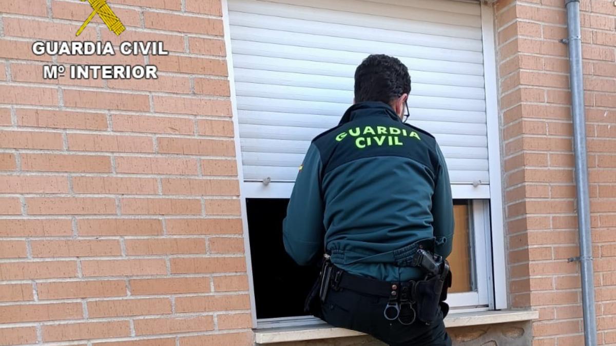 La Guardia Civil auxilia a un hombre de avanzada edad que estaba pidiendo auxilio en su domicilio en Yunclillos