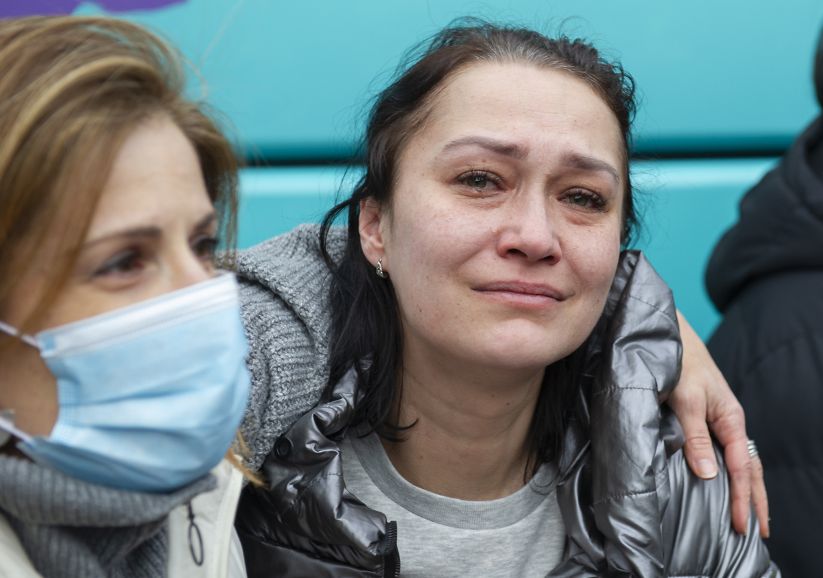 Emoción, lágrimas y muestras de solidaridad a raudales es lo que más se vivido entre las familias que van a acoger a los 58 refugiados ucranianos, fundamentalmente niños, mujeres y ancianos que han podido salir de su país huyendo de la guerra y este sábado han llegado en autobús a Ciudad Real