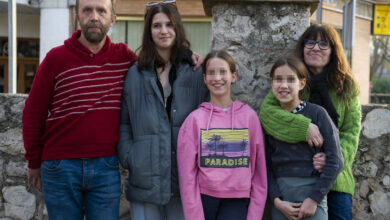 Juan Luis Escobar y su mujer María Jesús Márquez, un matrimonio que reside en Ciudad Real, ha realizado un viaje de más de 7.500 kilómetros en sólo unos días para recoger en Eslovaquia y salvar de la guerra a tres niñas ucranianas, Liubava, Yesenia y Varya Fil, de 14, 12 y 10 años respectivamente. EFE/Jesús Monroy