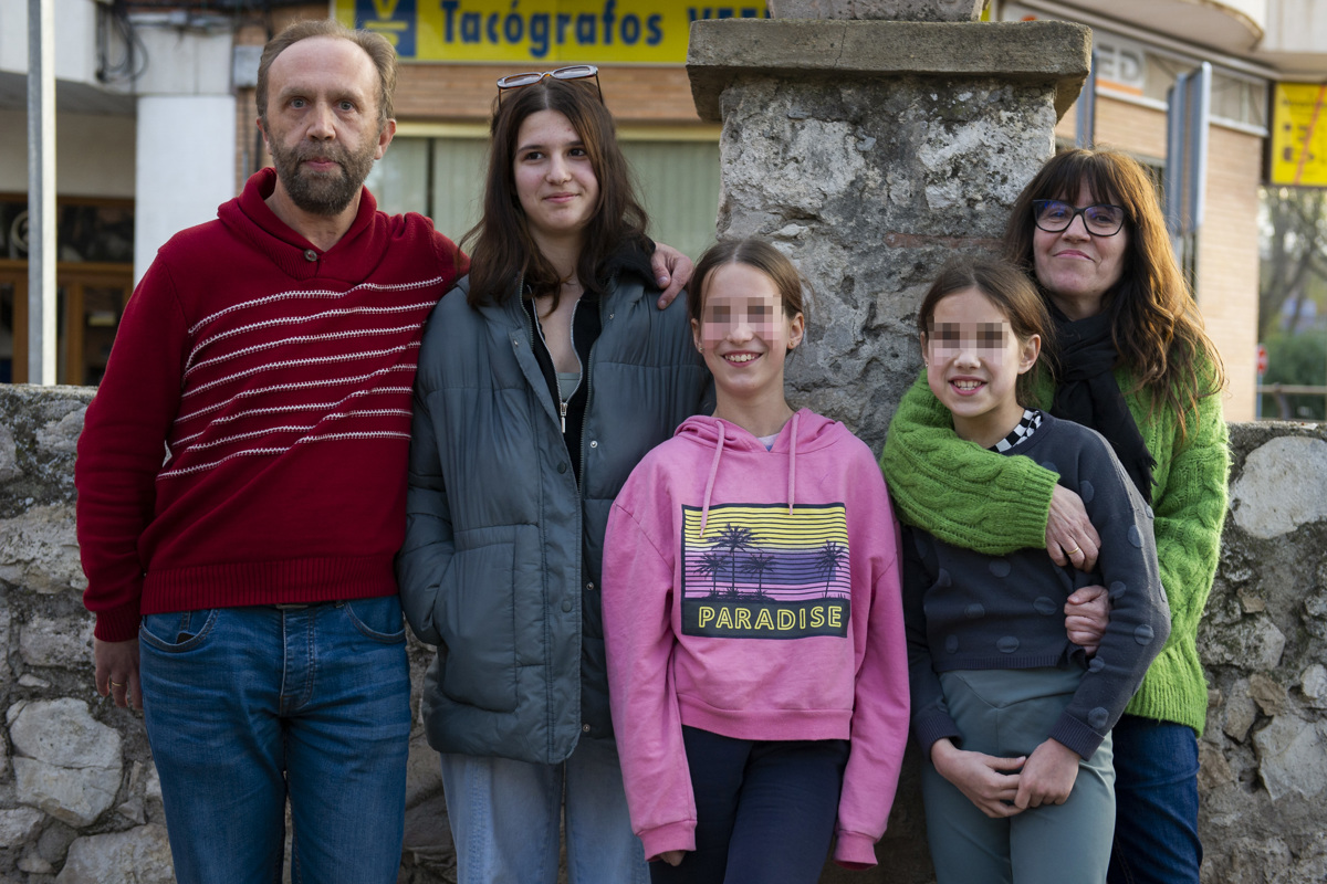 Juan Luis Escobar y su mujer María Jesús Márquez, un matrimonio que reside en Ciudad Real, ha realizado un viaje de más de 7.500 kilómetros en sólo unos días para recoger en Eslovaquia y salvar de la guerra a tres niñas ucranianas, Liubava, Yesenia y Varya Fil, de 14, 12 y 10 años respectivamente. EFE/Jesús Monroy