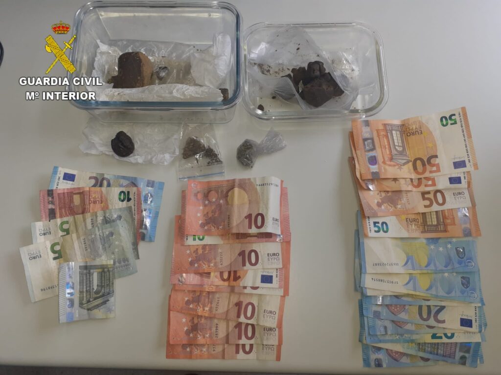 Dinero y droga intervenidos / Imagen: Guardia Civil