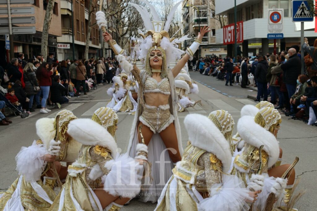 Música, fiesta y mucho color en el desfile de Piñata de Ciudad Real 