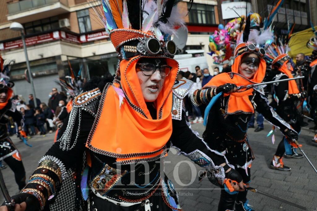 Música, fiesta y mucho color en el desfile de Piñata de Ciudad Real 