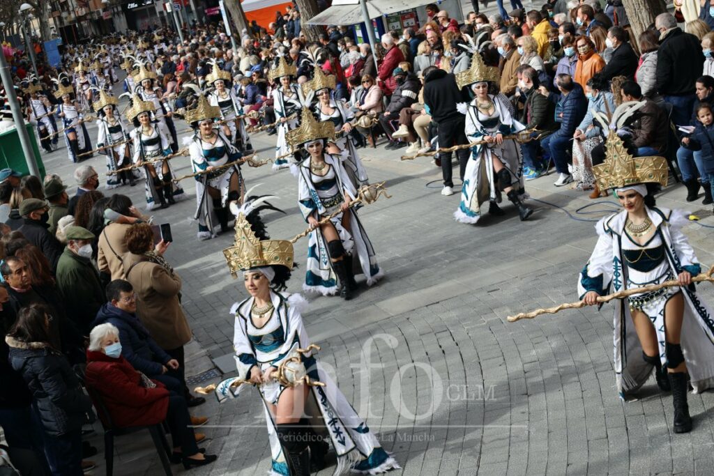 Música, fiesta y mucho color en el desfile de Piñata de Ciudad Real 