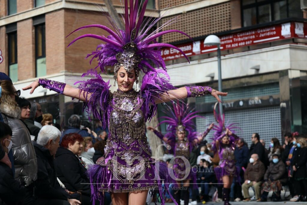 Música, fiesta y mucho color en el desfile de Piñata de Ciudad Real 