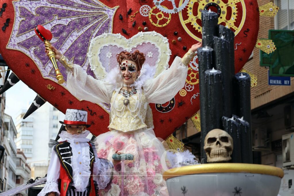 Música, fiesta y mucho color en el desfile de Piñata de Ciudad Real 