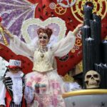 Música, fiesta y mucho color en el desfile de Piñata de Ciudad Real