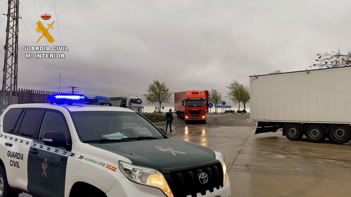 La Guardia Civil de Toledo escolta un convoy de 115 camiones hasta el puerto de Cartagena
