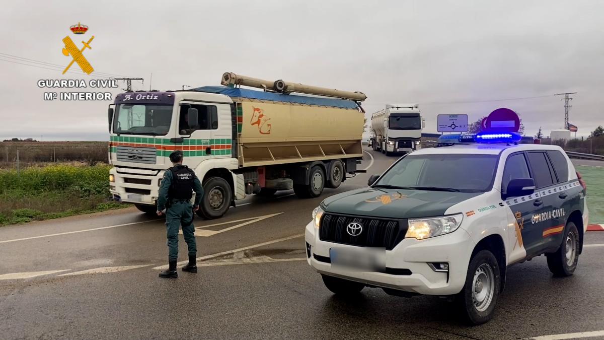 La Guardia Civil de Toledo escolta un convoy de 115 camiones hasta el puerto de Cartagena